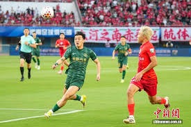 巴萨球迷热情庆祝西甲夺冠高呼梅西名字